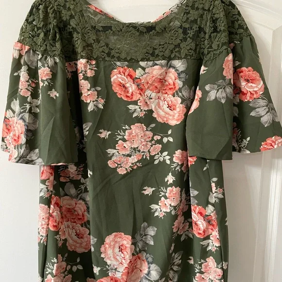 New with tags!! 🌺🌷🌺🌸 Women’s floral summer-y top. Size 14-16. - Picture 2 of 4